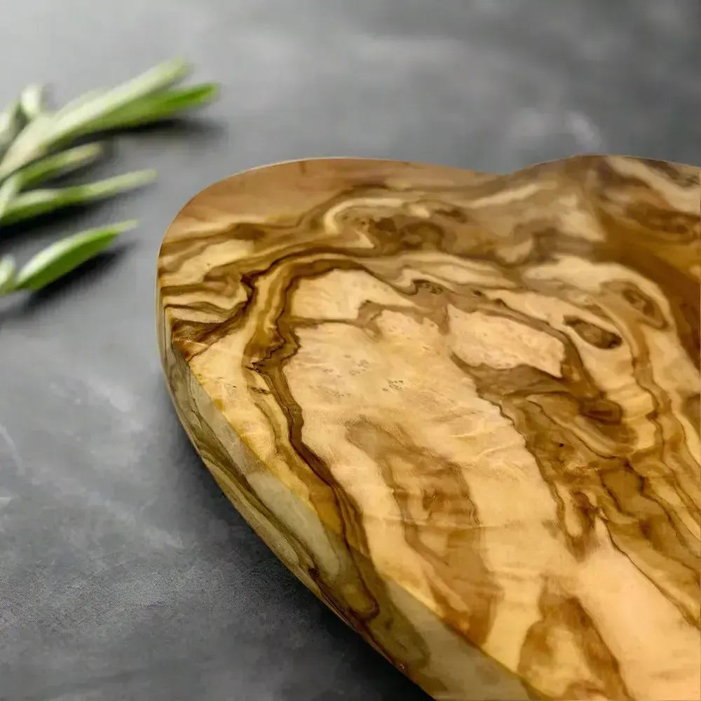 Olivenholz Frühstücksbrettchen in Herzform