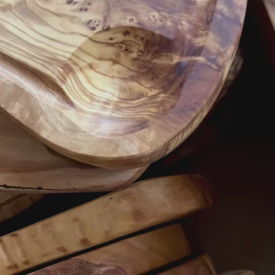 schneidebrett-mit-saftrille-und-grifflasche-45cm